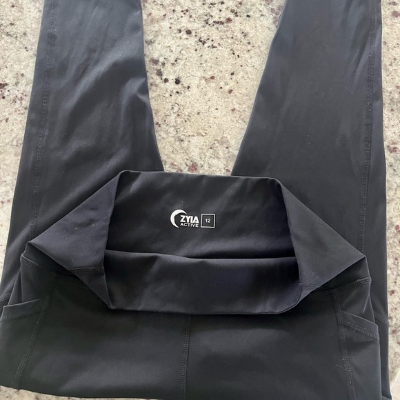 Zyia Cropped Legging - Picture 2 of 3